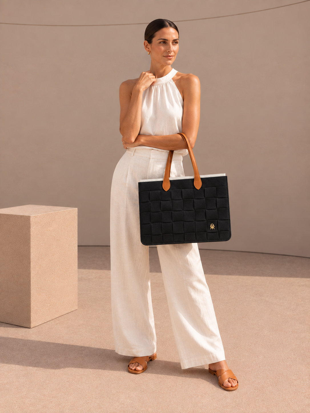 BOLSO MEDIANO TRAMA FIELTRO NEGRO